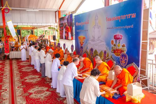 ภาพ No.170773:พิธีทอดกฐิน ณ วัดมงคลพุการาม ปทุมธานี ในโครงการกฐินสามัคคีทั่วไทย 30,000 วัด บูชาธรรม 80 ปี หลวงพ่อธัมมชโย โดยคณะศิษยานุศิษย์วัดพระธรรมกาย วันที่ 27 ตุลาคม พ.ศ. 2567