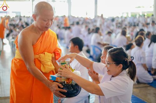 ภาพ No.167531:พิธีตักบาตรและพิธีบูชาข้าวพระ ในวันอาทิตย์ที่ 3 พฤศจิกายน พ.ศ. 2567 ณ วัดพระธรรมกาย