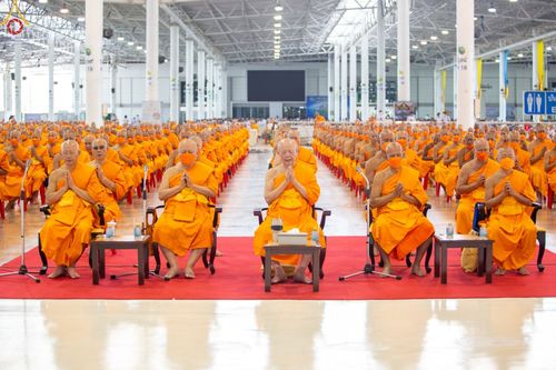 ภาพ No.89486:พิธีตักบาตร ข้าวสารอาหารแห้ง พิธีบูชาข้าวพระ และพิธีจุดเทียนใจ ไฟนิรันดร์  อนันตชัย ณ สภาธรรมกายสากล วัดพระธรรมกาย วันอาทิตย์ที่ 1 ตุลาคม พ.ศ. 2566