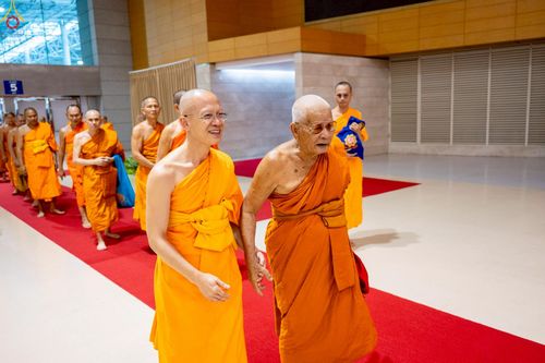 ภาพ No.233807:วันเสาร์ที่ 19 กรกฎาคม พ.ศ.2568 วันมหารำลึก ครั้งที่ 35 พิธีรำลึกถึงนักสร้างบารมี , พิธีสวดพระพุทธมนต์ , พิธีทอดผ้าบังสกุลและถวายไทยธรรม วัดพระธรรมกาย