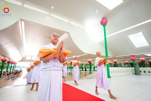 ภาพ No.244726:วันเสาร์ที่ 6 กันยายน พ.ศ. 2568 พิธีขอขมา-รับผ้าไตรของนาคธรรมทายาท โครงการอุปสมบทหมู่บูชาธรรมครบรอบ 108 ปี  วันครูผู้ค้นพบวิชชาธรรมกาย ณ โบสถ์พระไตรปิฎก วัดพระธรรมกาย