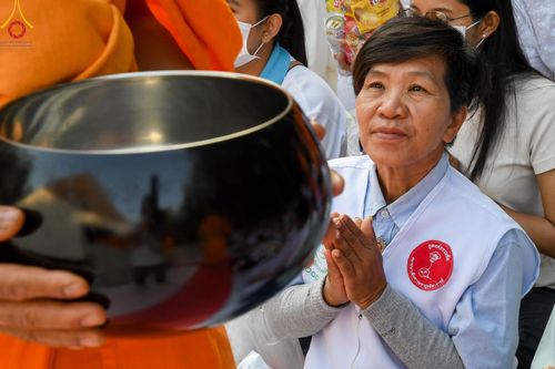 ภาพ No.107575:พิธีตักบาตรพระธรรมยาตราฯ ในโครงการธรรมยาตรากตัญญูบูชา มหาปูชนียาจารย์ พระมงคลเทพมุนี(สด จนฺทสโร) พระผู้ปราบมาร ปีที่ 12 ณ อนุสรณ์สถานมหาวิหารพระมงคลเทพมุนี อ.สองพี่น้อง จ.สุพรรณบุรี วันที่ 7 มกราคม พ.ศ. 2567
