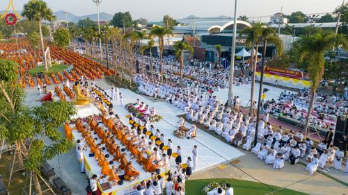 ภาพ No.101858:ตักบาตรพระ 10,000 รูป เติมบุญให้แผ่นดิน เนื่องในโอกาส 192 ปี จังหวัดกาญจนบุรี หนึ่งในโครงการตักบาตรพระ 2,000,000 รูป  77 จังหวัดทุกวัดทั่วไทย วันจันทร์ที่ 11 ธันวาคม พ.ศ. 2566 บริเวณถนนสองแคว (SKY WALK) เมืองกาญจนบุรี