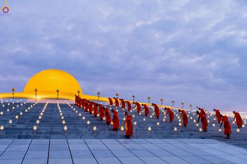 ภาพ No.241017:วันพุธที่ 27 สิงหาคม พ.ศ. 2568 พิธีจุดประทีป ในวันธรรมชัย ณ วัดพระธรรมกาย