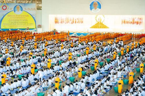 ภาพ No.151038:พิธีตักบาตร ในวันอาทิตย์ต้นเดือน วันที่ 1 กันยายน พ.ศ. 2567 ณ สภาธรรมกายสากล วัดพระธรรมกาย