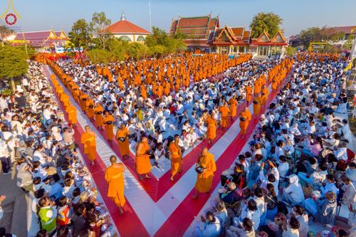 ภาพ No.195379:พิธีตักบาตรพระธรรมยาตรา ณ อนุสรณ์สถานลำดับที่ 3 สถานที่เกิดใหม่ในเพศสมณะ วัดสองพี่น้อง ต.ต้นตาล อ.สองพี่น้อง จ.สุพรรณบุรี ในโครงการธรรมยาตรา กตัญญูบูชา มหาปูชนียาจารย์ พระมงคลเทพมุนี(สด จนฺทสโร) พระผู้ปราบมาร ปีที่ 13 วันที่ 15 มกราคม พ.ศ.2568