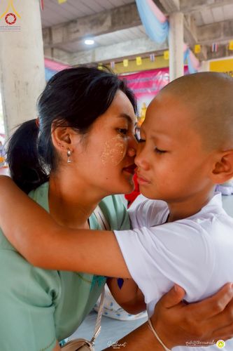 ภาพ No.215992:วันพฤหัสบดีที่ 3 เมษายน พ.ศ. 2568 พิธีบรรพชาสามเณร ภาคฤดูร้อน รุ่นที่ 15  บูชาธรรมหลวงพ่อธัมมชโย 81 ปี 81 รูป ณ ศูนย์ปฏิบัติธรรมสวนผึ้ง จ.ราชบุรี