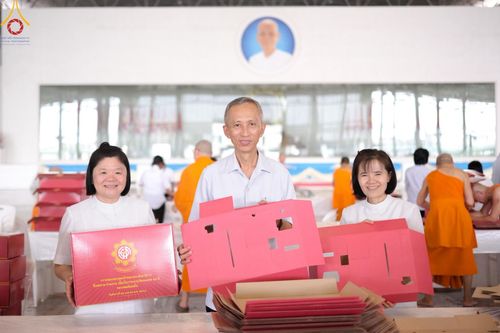 ภาพ No.210913:วันที่ 15 มีนาคม พ.ศ. 2568  บุญบรรจุกล่องไทยธรรม เพื่อถวายแด่พระสังฆาธิการ 40,000 กว่าวัดทั่วไทย ในวันคุ้มครองโลก 22 เมษายน พ.ศ. 2568