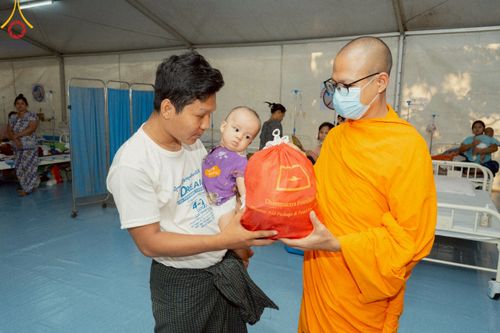 ภาพ No.220344:วันที่ 17 เมษายน พ.ศ. 2568 ผู้แทนวัดพระธรรมกาย ลงพื้นที่เยียวยา ซับน้ำตาเหยื่อแผ่นดินไหวมัณฑะเลย์