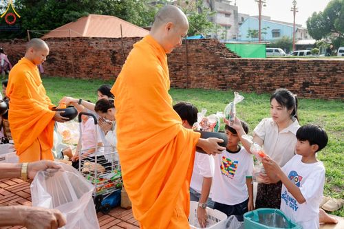 ภาพ No.138565:พิธีตักบาตร วัดราชบูรณะ จ.พระนครศรีอยุธยา วันที่ 25 พฤษภาคม พ.ศ.2567