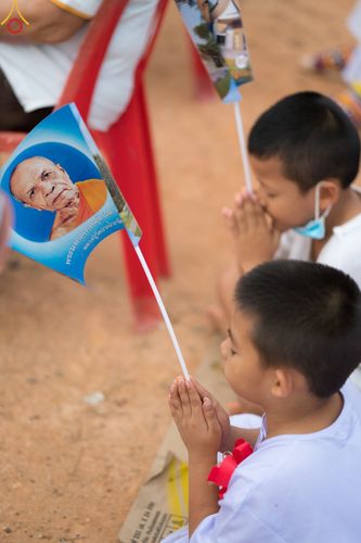 ภาพ No.84415:พิธีทอดผ้าป่า พิธีอัญเชิญปฐมรัตนปฐวี และพิธีตอกเสาเข็มต้นสุดท้าย เพื่อสถาปนาอาคาร 80 ปี หลวงพ่อธัมมชโย ณ ศูนย์ปฏิบัติธรรมวิหารแดง ตำบลเจริญธรรม อำเภอวิหารแดง จ.สระบุรี  วันที่ 23 กรกฎาคม พ.ศ. 2566