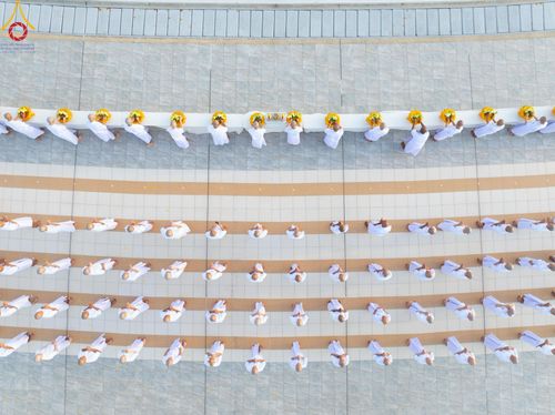 ภาพ No.216990:วันเสาร์ที่ 12 เมษายน พ.ศ. 2568 พิธีเวียนประทักษิณรอบพระมหาธรรมกายเจดีย์  พิธีวันทาเจดีย์ พิธีขอขมาและมอบผ้าไตร ในโครงการอุปสมบทหมู่ บูชาธรรมหลวงพ่อธัมมชโย, โครงการธรรมทายาท ระดับอุดมศึกษา รุ่นที่ 52 ,  โครงการบวชพระนานาชาติ AEC & WAB CEO รุ่นที่ 4 , ณ ว