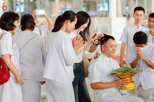 ภาพ No.223188:วันที่ 2 -10 พฤษภาคม พ.ศ. 2568 พิธีตัดปอยผม ปลงผม พิธีขอขมาลาอุปสมบทอุทิศชีวิต ของอุบาสก พิสิทธิ์ หมื่นแกล้ว  ณ วัดพระธรรมกาย