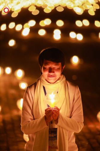 ภาพ No.130660:พิธีจุดโคมประทีปถวายเป็นพุทธบูชา ในโครงการบรรพชา 1,250 รูป ณ มหาวิหารมายาเทวี แดนประสูติ สวนลุมพินี ประเทศเนปาล วันที่ 9 มีนาคม พ.ศ. 2567