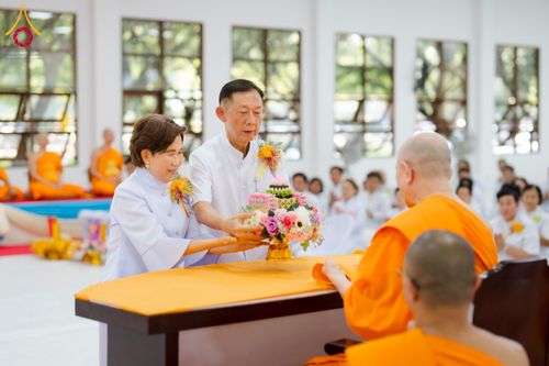 ภาพ No.160840:พิธีเจริญพระพุทธมนต์ และปิดแผ่นทองรูปเหมือน พระเดชพระคุณพระมงคลเทพมุนี (สด จนฺทสโร) พระผู้ปราบมาร จำนวน 3 องค์ วันเสาร์ที่ 5 ตุลาคม พ.ศ. 2567 ณ อาคารปลูกศรัทธา 2 (ชานชลาเดิม) วัดพระธรรมกาย อ.คลองหลวง จ.ปทุมธานี