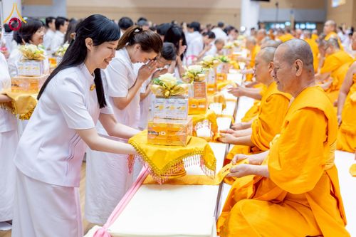 ภาพ No.239607:วันอาทิตย์ที่ 17 สิงหาคม พ.ศ. 2568 พิธีถวายคิลานเภสัช และอุปกรณ์ทางการแพทย์ แด่คณะสงฆ์ เนื่องในวันธรรมชัย ณ ห้องแก้วสารพัดนึก 2 สภาธรรมกายสากล วัดพระธรรมกาย