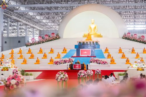 ภาพ No.86878:พิธีตักบาตร , พิธีบูชาข้าวพระ , พิธีจุดเทียนใจ ไฟนิรันดร์ อนันตชัย ในวันอาทิตย์ต้นเดือน 3 กันยายน พ.ศ. 2566 ณ วัดพระธรรมกาย