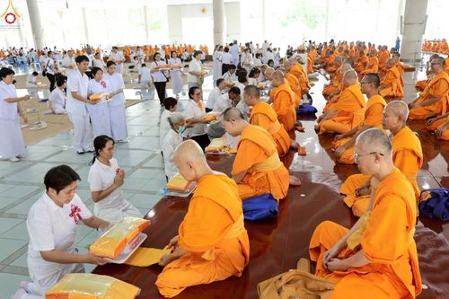 ภาพ No.231938:วันที่ 5 กรกฎาคม พ.ศ. 2568 พิธีถวายภัตตาหารเมนูสวรรค์ เพื่อการบรรลุธรรม ณ หอฉันคุณยายอาจารย์ฯ วัดพระธรรมกาย