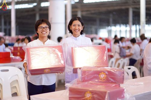 ภาพ No.214372:วันที่ 29 มีนาคม พ.ศ.2568 กิจกรรมใส่ถุงซิปกล่องไทยธรรม เพื่อรักษาความประณีตของกล่องไทยธรรม ในทุกสภาพอากาศ ณ บ้านแก้วเรือนทองคุณยาย วัดพระธรรมกาย