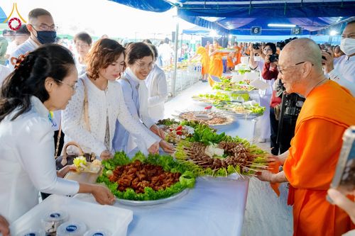 ภาพ No.199405:พิธีถวายภัตตาหารเป็นสังฆทาน แด่พระธรรมยาตรา ณ อนุสรณ์สถานบางปลา วัดบางปลา อำเภอบางเลน จังหวัดนครปฐม ในโครงการธรรมยาตรา กตัญญูบูชา มหาปูชนียาจารย์ พระมงคลเทพมุนี(สด จนฺทสโร) พระผู้ปราบมาร อนุสรณ์สถาน 7 แห่ง ปีที่ 13 วันที่ 22 มกราคม พ.ศ. 2568