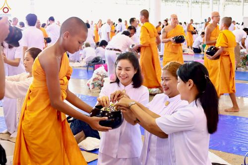 ภาพ No.227909:วันอาทิตย์ที่ 1 มิถุนายน พ.ศ. 2568 พิธีตักบาตร , พิธีบูชาข้าวพระ ณ วัดพระธรรมกาย จ.ปทุมธานี