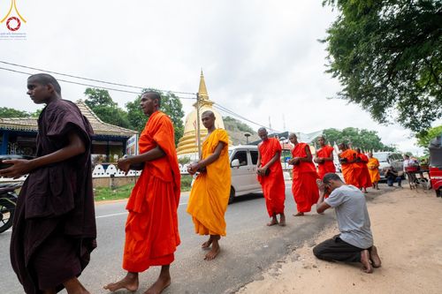 ภาพ No.139453:พิธีตักบาตรรอบเมืองดัมบุลล่า เทศกาลวิสาขบูชาแห่งชาติ ศรีลังกา เมื่อวันที่ 16 พฤษภาคมที่ผ่านมา คณะสงฆ์จากวัดพระธรรมกาย และคณะพระภิกษุสามเณรศรีลังกา ในโครงการสยาม-ลังกา ธรรมยาตรา ฉลองเทศกาลวิสาขบูชาแห่งชาติ ศรีลังกา บูชาธรรม 80 ปีหลวงพ่อธัมมชโย