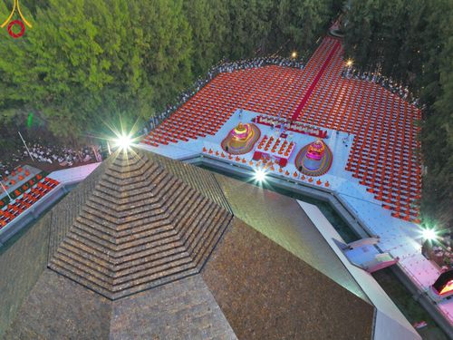 ภาพ No.107156:พิธีจุดประทีปถวายเป็นพุทธบูชา และบูชาธรรมมหาปูชนียาจารย์ ในโครงการธรรมยาตรากตัญญูบูชา มหาปูชนียาจารย์ พระมงคลเทพมุนี(สด จนฺทสโร) พระผู้ปราบมาร  อนุสรณ์สถาน 7 แห่ง ปีที่ 12  วันที่ 6 มกราคม พ.ศ. 2567 ณ อนุสรณ์สถานมหาวิหารพระมงคลเทพมุนี อ.สองพี่น้อง จ.สุพร