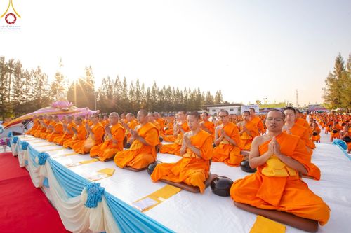 ภาพ No.192996:พิธีตักบาตรพระธรรมยาตรา ณ อนุสรณ์สถานคลองบางนางแท่น อ.สามพราน จ.นครปฐม ในโครงการธรรมยาตรา กตัญญูบูชา มหาปูชนียาจารย์ พระมงคลเทพมุนี(สด จนฺทสโร) พระผู้ปราบมาร อนุสรณ์สถาน 7 แห่ง ปีที่ 13 วันที่ 11 มกราคม พ.ศ.2568