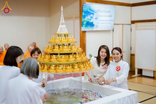 ภาพ No.221005:วันที่ 13 เมษายน พ.ศ. 2568 พิธีโปรยรัตนชาติปฐมเริ่มสถาปนาเจดีย์ และ พิธีเปิดหมู่บ้านปฏิบัติธรรม เพื่อการบรรลุธรรม ณ วัดป่าธรรมกายนานาชาติโทชิหงิ  ประเทศญี่ปุ่น