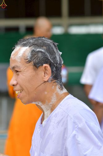 ภาพ No.230817:วันที่ 28 มิถุนายน พ.ศ. 2568 พิธีตัดปอยผมและปลงผม โครงการบวชพระนานาชาติ AEC & WAB รุ่นที่ 9 ณ วิหารคด 2 วัดพระธรรมกาย