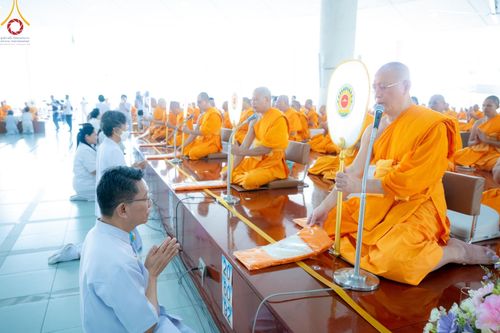 ภาพ No.205721:พิธีสวดพระพุทธมนต์ และถวายภัตตาหารเมนูสวรรค์แด่พระภิกษุ สามเณร วันจันทร์ที่ 3 กุมภาพันธ์ พ.ศ. 2568 ณ หอฉันคุณยายอาจารย์ฯ วัดพระธรรมกาย