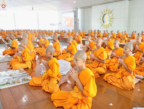 ภาพ No.229717:วันที่ 25 มิถุนายน พ.ศ. 2568 (แรม 15 ค่ำ เดือน 7) พิธีบุพเปตพลี ครั้งที่ 166 ร่วมอุทิศบุญแด่หมู่ญาติที่ล่วงลับไปแล้ว และสืบทอดอายุพระพุทธศาสนา ณ หอฉันคุณยายอาจารย์ฯ วัดพระธรรมกาย