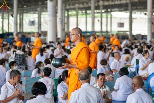 ภาพ No.149943:พิธีตักบาตร , พิธีปฎิบัติธรรม , พิธีถวายภัตตาหารเมนูสวรรค์ ในพรรษาแห่งการเข้าถึงธรรม วันธรรมชัย วันอังคารที่ 27 สิงหาคม พ.ศ.2567 ณ สภาธรรมกายสากล วัดพระธรรมกาย