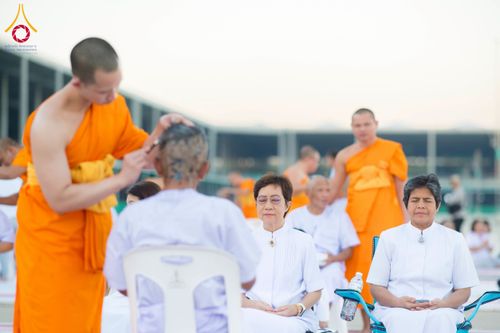 ภาพ No.274789:วันอาทิตย์ที่ 30 พฤศจิกายน พ.ศ. 2568 พิธีปลงผม โครงการอุปสมบทบูชาธรรมมหาปูชนียาจารย์ ปี 2568 ณ ลานธรรมพระมหาธรรมกายเจดีย์ ฝั่งทิศตะวันตก ระหว่างวิหารคดหมายเลข 8 และ 9 วัดพระธรรมกาย