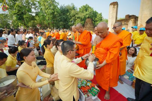 ภาพ No.58731:พิธีตักบาตรพระ ๑,๐๐๐ รูป สมโภชครบรอบ ๘๐๐ ปี พระบรมธาตุเมืองเชลียง ณ วัดพระศรีรัตนมหาธาตุ ราชวรวิหาร  (วัดพระปรางค์) ต.ศรีสัชนาลัย  อ.ศรีสัชนาลัย จ.สุโขทัย วันพฤหัสบดีที่ ๒๕ เมษายน พ.ศ. ๒๕๖๗