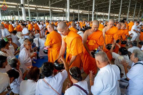 ภาพ No.136603:พิธีตักบาตร พิธีบูชาข้าวพระ ในวันอาทิตย์ต้นเดือนที่ 5 พฤษภาคม พ.ศ. 2567 ณ วัดพระธรรมกาย จ.ปทุมธานี