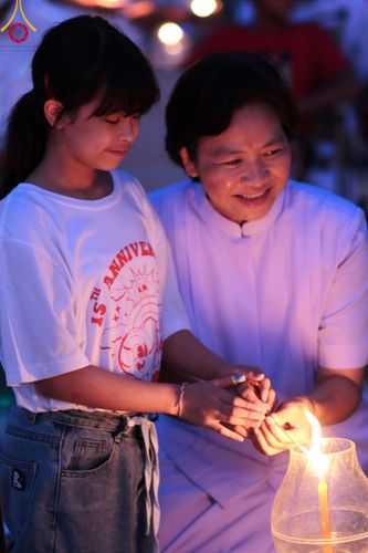 ภาพ No.112052:พิธีจุดประทีปถวายเป็นพุทธบูชา และบูชาธรรมมหาปูชนียาจารย์ พระมงคลเทพมุนี(สด จนฺทสโร) ในโครงการธรรมยาตรา กตัญญูบูชา มหาปูชนียาจารย์ พระมงคลเทพมุนี(สด จนฺทสโร) พระผู้ปราบมาร อนุสรณ์สถาน 7 แห่ง ปีที่ 12 วันที่ 14 มกราคม พ.ศ. 2567 ณ วัดสองพี่น้อง อ.สองพี่น้อง