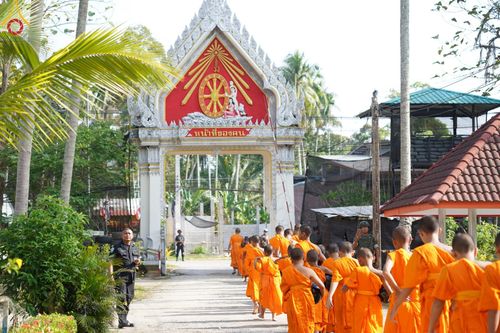 ภาพ No.61109:สามเณรออกบิณฑบาต และกิจกรรมอบรมสามเณร ในโครงการบรรพชาสามเณรฟื้นฟู พระพุทธศาสนาทั่วไทย ณ ศูนย์อบรมที่พักสงฆ์บ้านร่มเย็น จ.นราธิวาส วันที่ 2-15 เมษายน พ.ศ. 2567