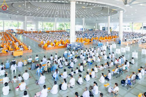 ภาพ No.177411:พิธีถวายภัตตาหารเมนูสวรรค์ และพิธีบุพเปตพลี ครั้งที่ 158 ร่วมอุทิศบุญแด่หมู่ญาติที่ล่วงลับไปแล้ว และสืบทอดอายุพระพุทธศาสนา ณ วัดพระธรรมกาย วันที่ 30 พฤศจิกายน พ.ศ.2567 (วันพระ แรม 15 ค่ำ เดือน 12)