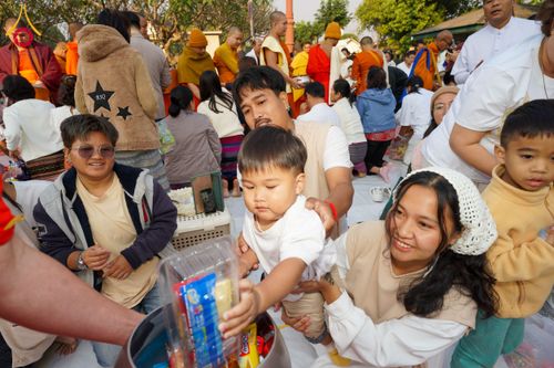ภาพ No.208692:ตักบาตรพระ 1,743 รูป ครบรอบ 743 ปี นครน่าน ถวายเป็นพุทธบูชา น้อมบุญกุศลอุทิศให้บรรพบุรุษ วันอาทิตย์ ที่ 16 กุมภาพันธ์ พ.ศ. 2568 ณ ถนนคนเดินข่วงเมืองน่าน ต.ในเวียง อ.เมือง จ.น่าน