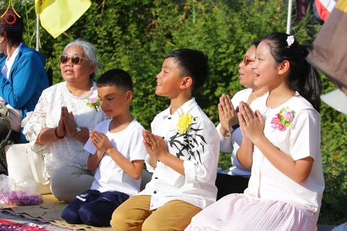 ภาพ No.193297:พิธีต้อนรับพระธรรมยาตรา ณ อนุสรณ์สถาน สถานที่เกิดในเพศสมณะ วัดสองพี่น้อง อำเภอสองพี่น้อง จังหวัดสุพรรณบุรี ในโครงการธรรมยาตรา กตัญญูบูชา มหาปูชนียาจารย์ พระมงคลเทพมุนี(สด จนฺทสโร) พระผู้ปราบมาร อนุสรณ์สถาน 7 แห่ง ปีที่ 13 วันที่ 11 มกราคม พ.ศ. 2568