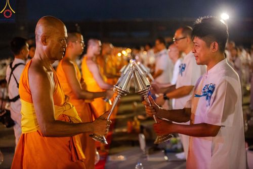 ภาพ No.160621:พิธีจุดประทีป 20,000 ดวง บูชาพระมหาธรรมกายเจดีย์ และบูชาพระมงคลเทพมุนี (สด จนฺทสโร) พระผู้ปราบมาร ณ ลานธรรม พระมหาธรรมกายเจดีย์ วัดพระธรรมกาย จ.ปทุมธานี วันที่ 10 ตุลาคม พ.ศ. 2567