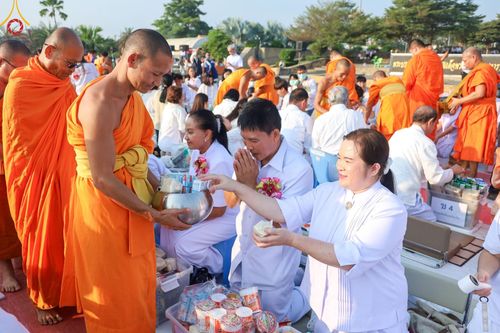 ภาพ No.180458:พิธีตักบาตรพระ ๑,๐๐๐ รูป ฉลองเมืองลำปาง ๑,๓๔๔ ปี วันเสาร์ที่ ๗ ธันวาคม พ.ศ. ๒๕๖๗ ณ ลานพระบรมราชานุสาวรีย์ พระนเรศวรมหาราช อ.เกาะคา จ.ลำปาง