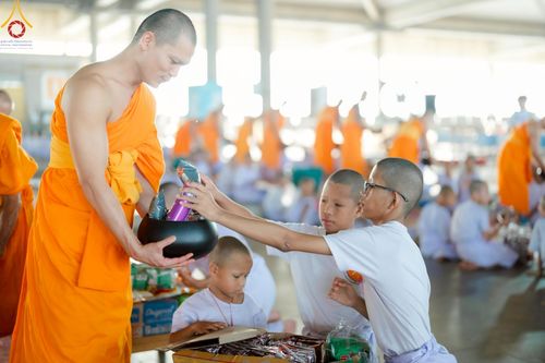 ภาพ No.214631:วันศุกร์ที่ 4 เมษายน พ.ศ.2568 นาคธรรมทายาทตักบาตรพระพี่เลี้ยง ในโครงการบรรพชาสามเณร ฟื้นฟูพระพุทธศาสนาทั่วไทย ณ วิหารคด 22 วัดพระธรรมกาย
