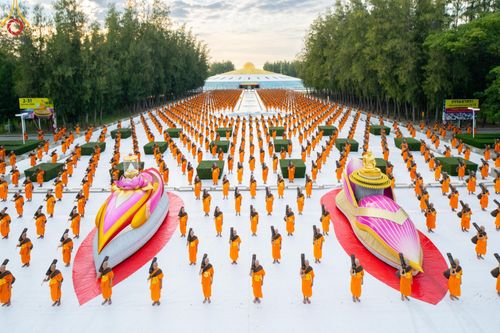 ภาพ No.186964:พระธรรมยาตราปฏิบัติธรรม และถ่ายภาพหมู่ประวัติศาสตร์ ปีที่ 13 ณ ลานทิศตะวันออก มหาวิหารพระมงคลเทพมุนี วัดพระธรรมกาย จ.ปทุมธานี วันเสาร์ที่ 28 ธันวาคม พ.ศ. 2567