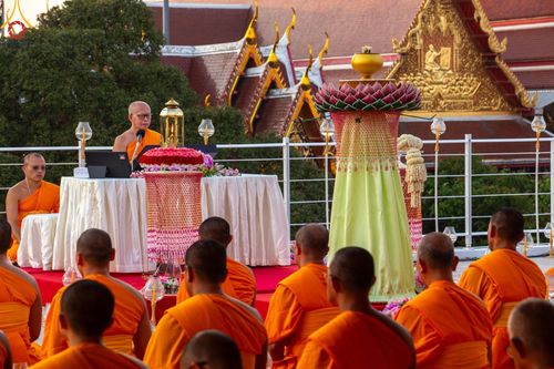 ภาพ No.201610:พิธีจุดประทีปถวายเป็นพุทธบูชา และบูชาธรรมมหาปูชนียาจารย์ ณ อาคารธรรมยาตรา กตัญญูบูชามหาปูชนียาจารย์ ตรงข้ามวัดปากน้ำภาษีเจริญ จ.กรุงเทพมหานคร ในโครงการธรรมยาตรา กตัญญูบูชา มหาปูชนียาจารย์ พระมงคลเทพมุนี(สด จนฺทสโร) พระผู้ปราบมาร อนุสรณ์สถาน 7 แห่ง