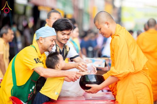 ภาพ No.180328:พิธีทำบุญตักบาตร ข้าวสารอาหารแห้ง แด่คณะสงฆ์ 99 รูป เนื่องในวันพ่อแห่งชาติ ปีที่ 50 ณ ศูนย์การค้าตลาดรังสิต ซ.รังสิต-ปทุมธานี 5 วันที่ 5 ธันวาคม พ.ศ. 2567