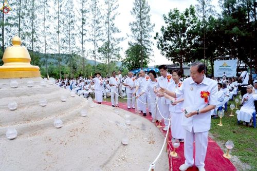 ภาพ No.238385:วันเสาร์ที่ 9 สิงหาคม พ.ศ. 2568 พิธีกลั่นแผ่นดิน โปรยทราย และจุดประทีปถวายเป็นพุทธบูชา จ.ระยอง สถาปนาองค์พระเจดีย์เพื่อสร้างสันติภาพโลก ณ ศูนย์ปฏิบัติธรรมระยอง(บ้านช่องลม) ต.บางบุตร อ.บ้านค่าย จ.ระยอง