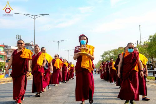 ภาพ No.212939:วันที่ 14 - 15 มีนาคม พ.ศ. 2568 คณะสงฆ์และสามเณรเดินธรรมยาตรา ในโครงการบวชสามเณรเนปาล 500 รูป ไปยังสถานที่รอบมายาเทวีและลุมพินีเกรด ณ ลุมพินี ประเทศเนปาล