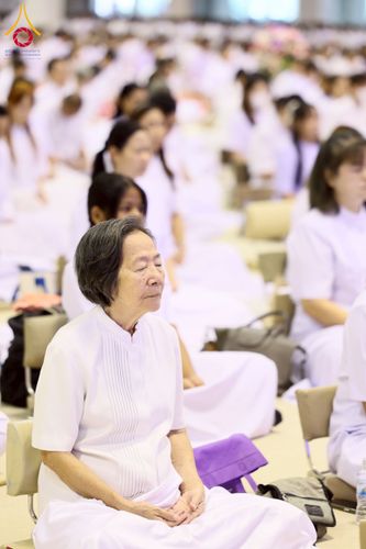 ภาพ No.232058:วันอาทิตย์ที่ 6 กรกฏาคม พ.ศ. 2568 พิธีตักบาตร ข้าวสารอาหารแห้ง  พิธีบูชาข้าวพระ สัมมนาพิเศษราชเหล็ก ณ สภาธรรมกายสากล วัดพระธรรมกาย